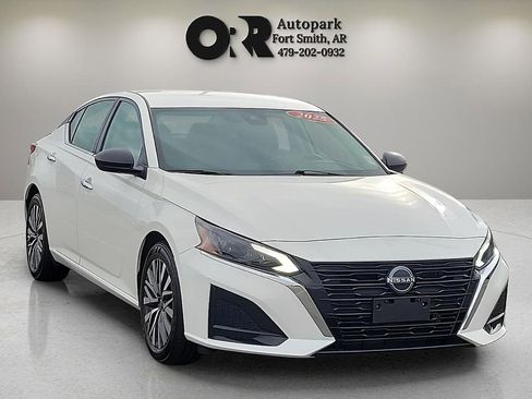 Used 2025 Nissan Altima 2.5 SV FWD image 1