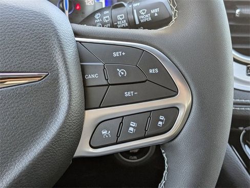 New 2026 Chrysler Pacifica Limited image 27