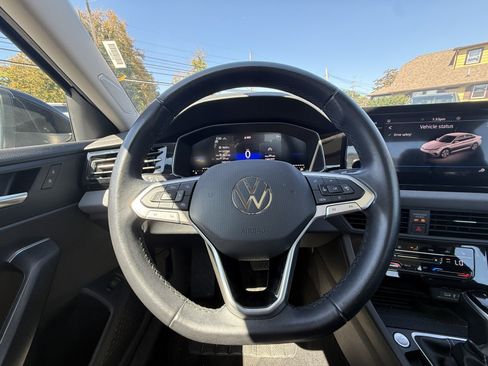 Used 2025 Volkswagen Jetta SE FWD image 18