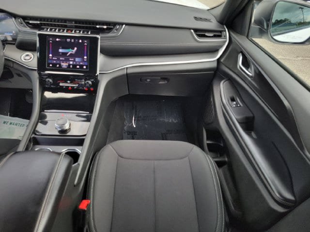 Certified 2025 Jeep Grand Cherokee Laredo AWD/4WD image 20
