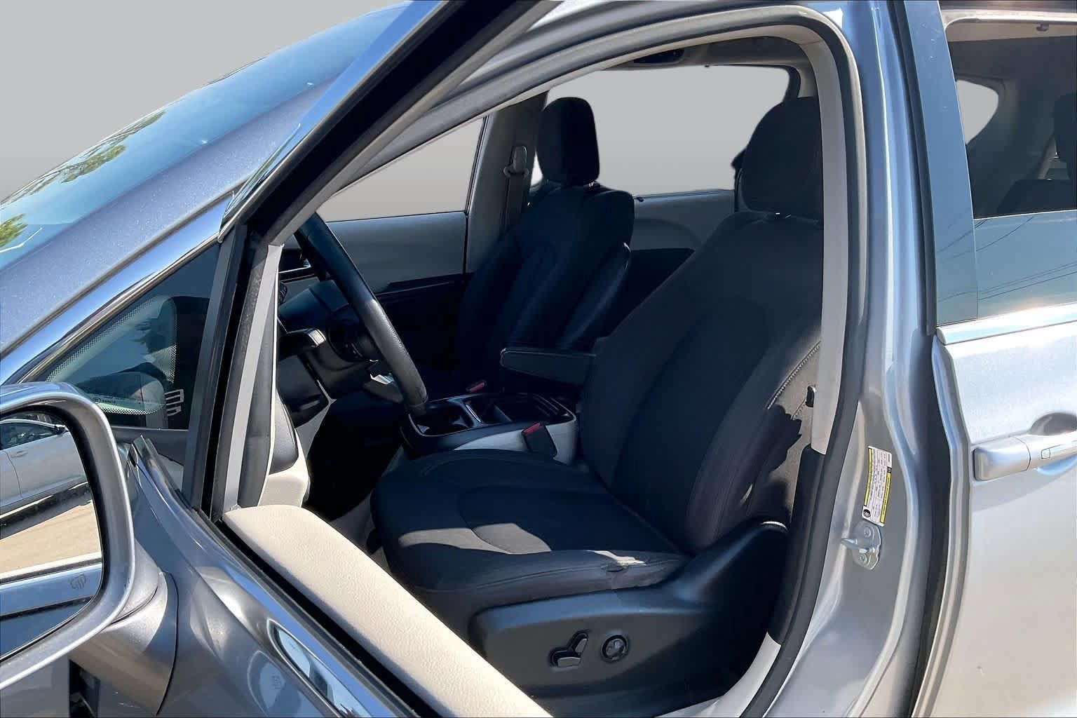 Used 2019 Chrysler Pacifica Touring Plus w/ Tire & Wheel Group FWD image 8