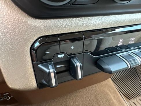 Used 2019 RAM 1500 Laramie AWD/4WD image 14