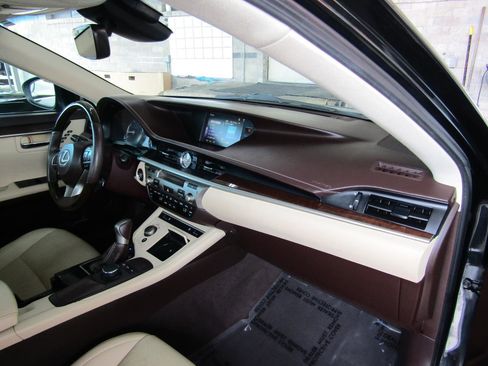 Used 2016 Lexus ES 350 w/ Premium Package w/Wood Trim FWD image 11