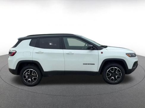 Used 2025 Jeep Compass Trailhawk AWD/4WD image 13