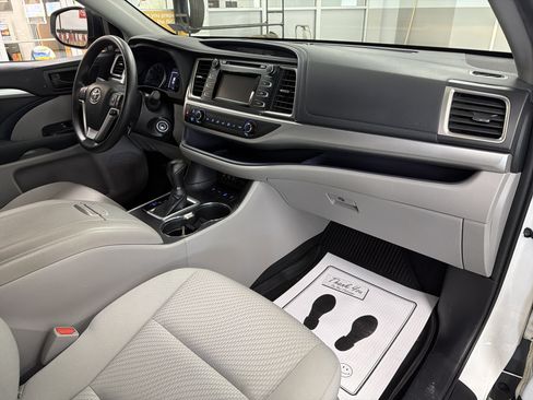 Used 2019 Toyota Highlander LE AWD/4WD image 41