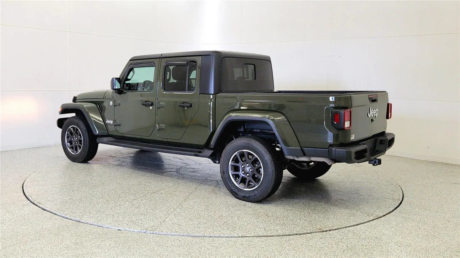 Used 2023 Jeep Gladiator Overland w/ Cold Weather Group AWD/4WD image 6