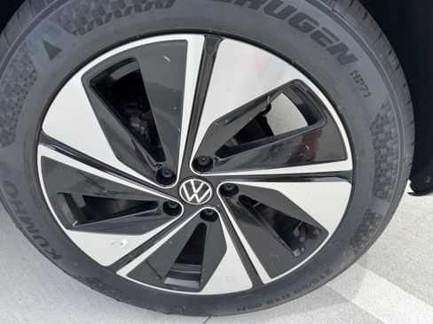 New 2025 Volkswagen Taos SE image 30