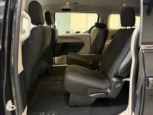 Used 2020 Chrysler Pacifica Touring w/ Advanced Safetytec Group FWD image 12