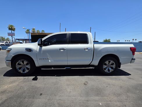 Used 2017 Nissan Titan SL w/ Chrome Package RWD image 2