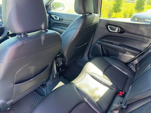 Used 2025 Jeep Compass Latitude w/ Convenience Group image 18