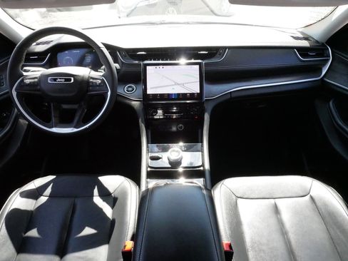 Used 2023 Jeep Grand Cherokee Limited w/ Black Appearance Package AWD/4WD image 10