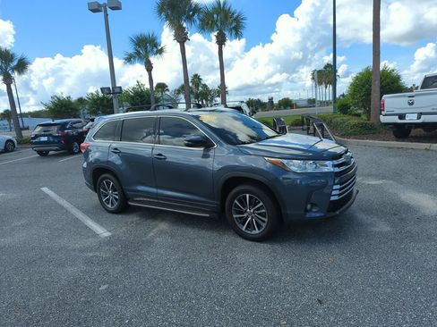 Used 2017 Toyota Highlander XLE FWD image 1