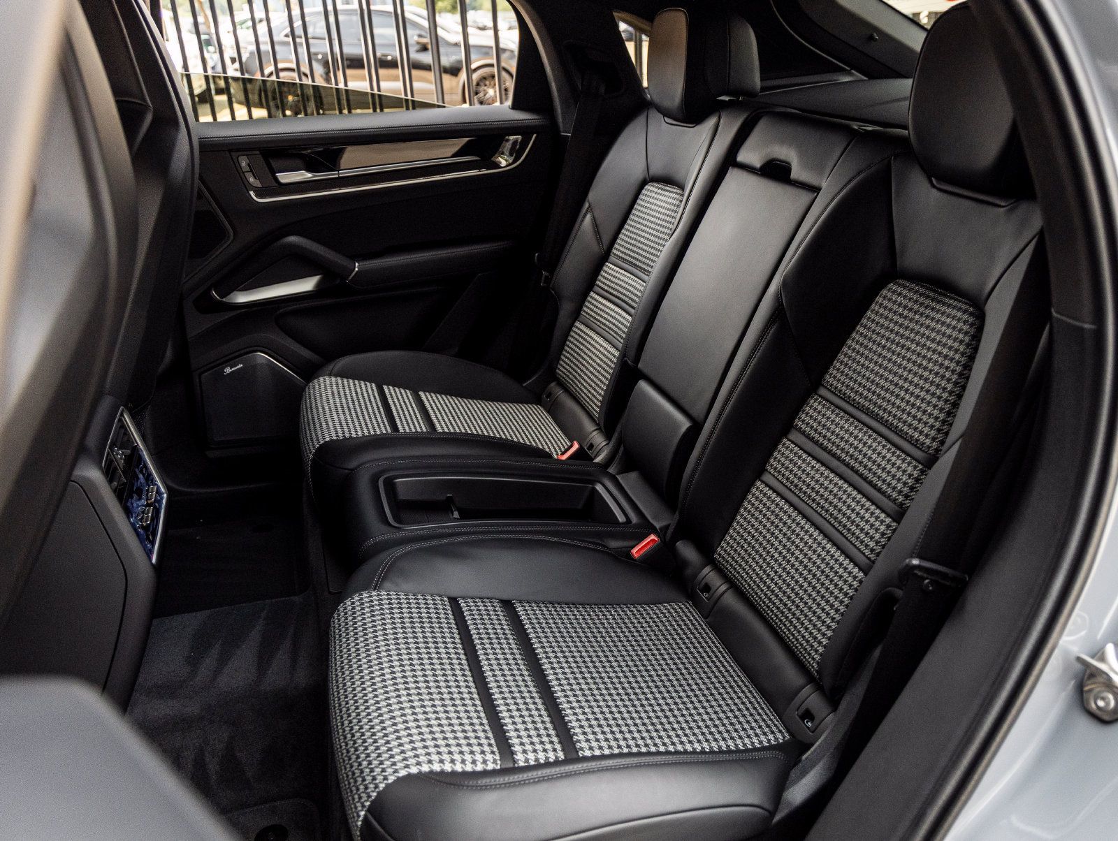 Certified 2025 Porsche Cayenne Turbo AWD/4WD image 33