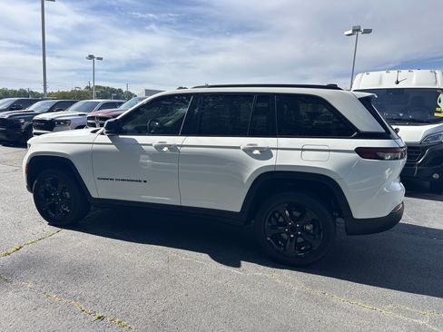 Used 2024 Jeep Grand Cherokee Limited w/ Black Appearance Package AWD/4WD image 6