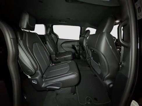 New 2026 Chrysler Pacifica Select AWD/4WD image 31