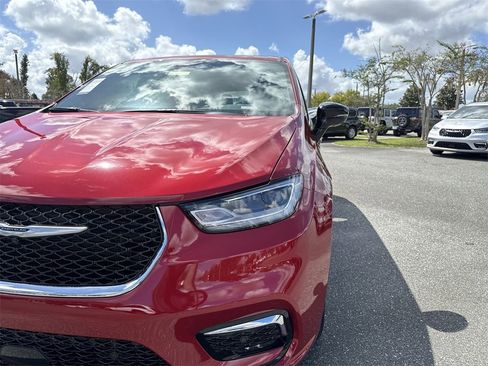 New 2026 Chrysler Pacifica Select image 8