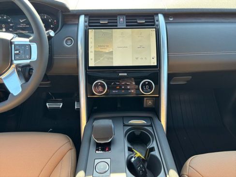 Used 2025 Land Rover Discovery Dynamic SE AWD/4WD image 14