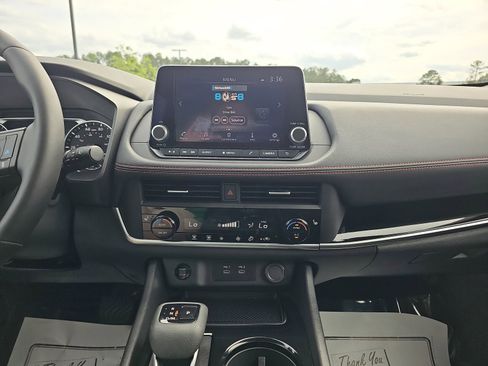 Used 2025 Nissan Rogue SV image 21