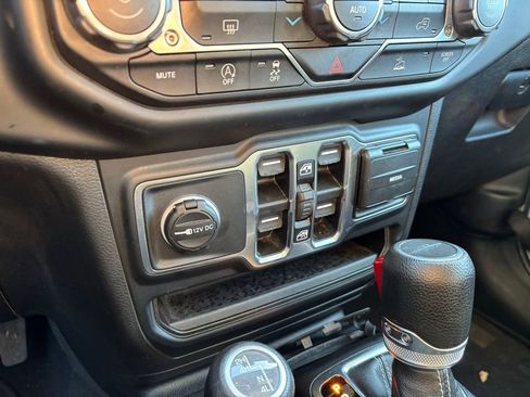 Used 2023 Jeep Gladiator Overland image 18