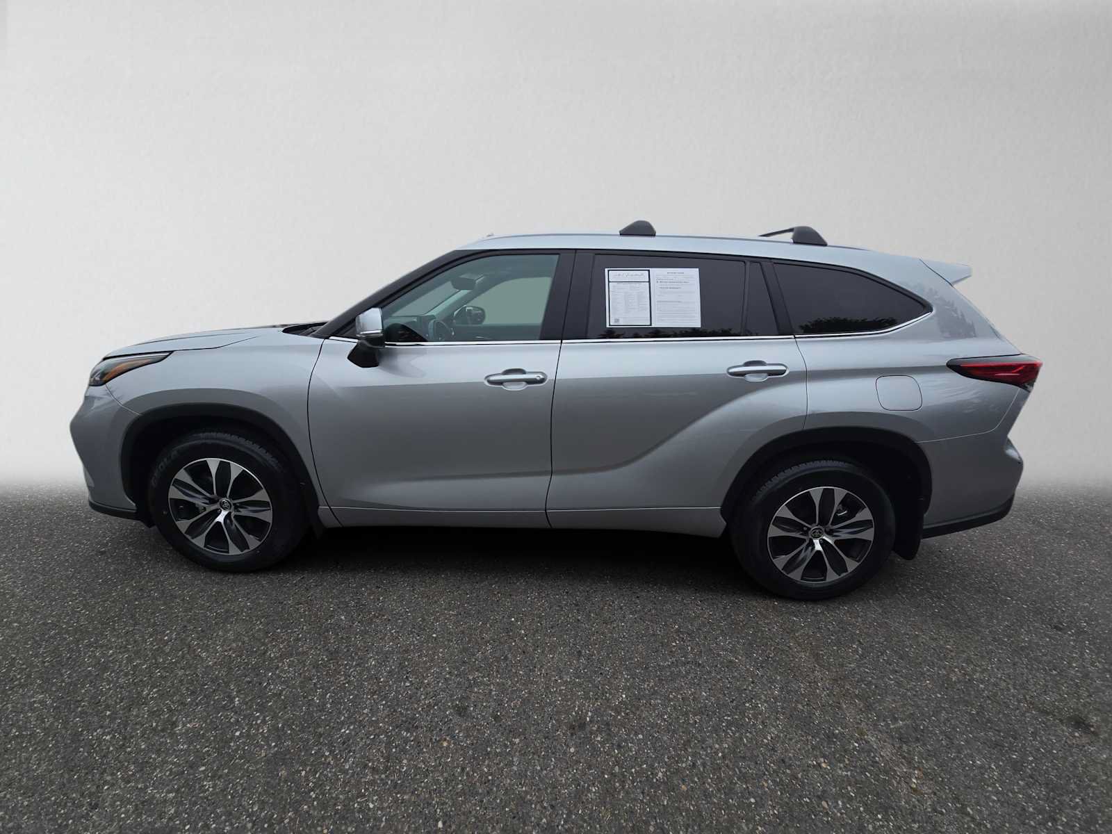 Used 2023 Toyota Highlander XLE AWD/4WD image 6