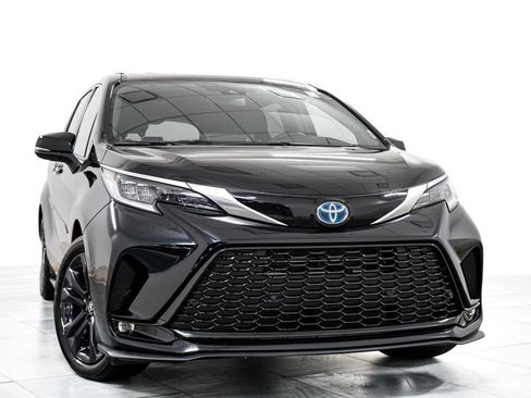 Used 2024 Toyota Sienna XSE w/ XSE Premium Package FWD image 2