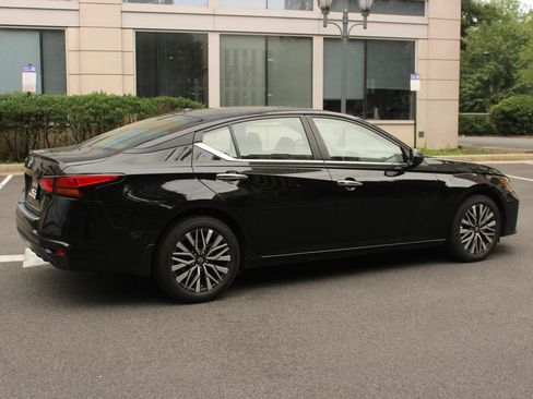 Used 2025 Nissan Altima 2.5 SV FWD image 7