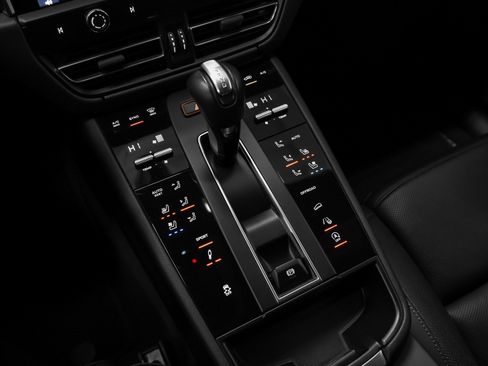 Certified 2024 Porsche Macan image 32