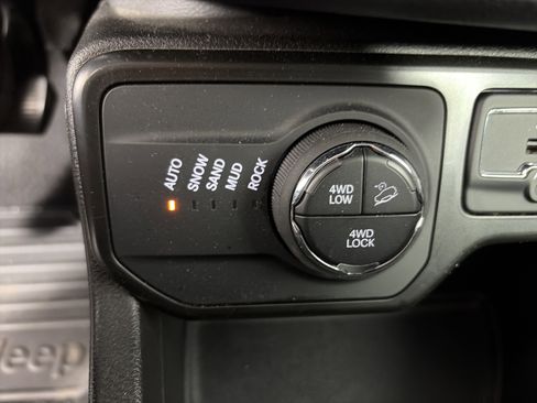 Used 2023 Jeep Renegade Trailhawk w/ Trailhawk Elite Group AWD/4WD image 34