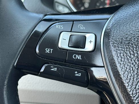 Used 2017 Volkswagen Passat 1.8T R-Line w/ R-Line Lighting Package image 33