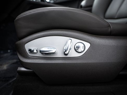 Certified 2025 Porsche Macan image 20