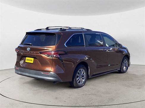 Certified 2022 Toyota Sienna XLE image 5