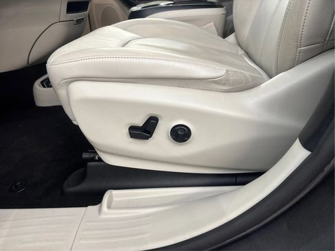 Used 2020 Chrysler Pacifica Touring-L FWD image 24