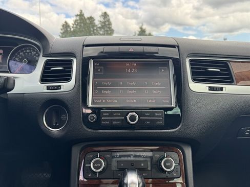 Used 2012 Volkswagen Touareg TDI image 22