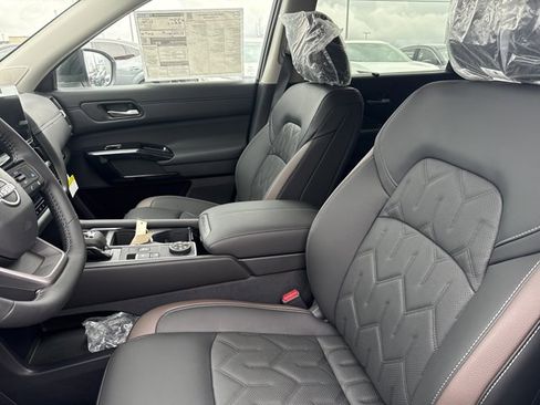 New 2026 Nissan Pathfinder Platinum image 5