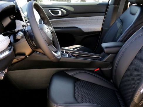 New 2026 Jeep Compass Latitude image 9