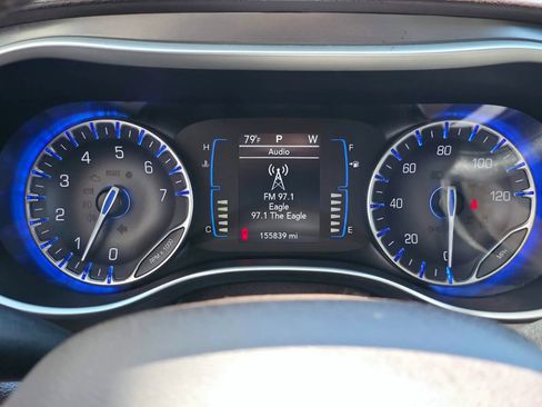 Used 2017 Chrysler Pacifica Touring-L FWD image 23