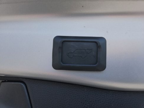 Used 2021 Toyota RAV4 XLE Premium AWD/4WD image 7