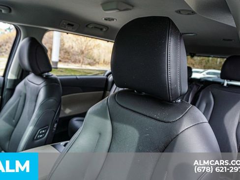 Used 2025 Kia Carnival EX image 18