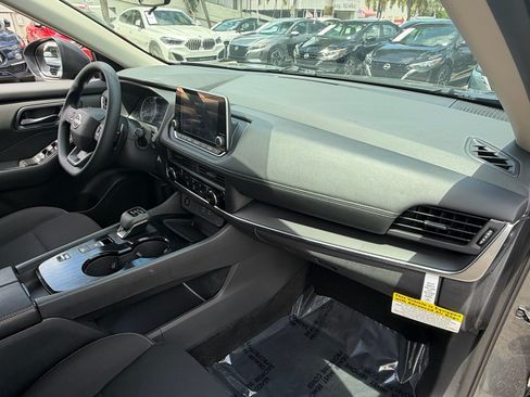 Used 2025 Nissan Rogue S FWD image 17