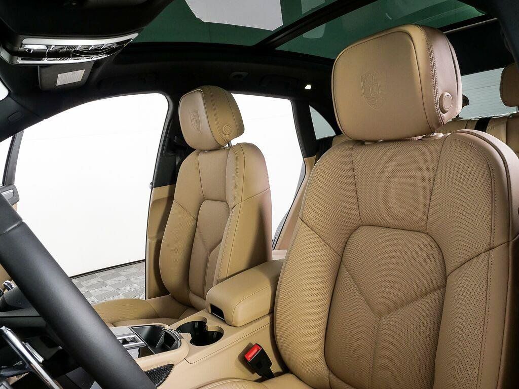 Certified 2026 Porsche Macan AWD/4WD image 5