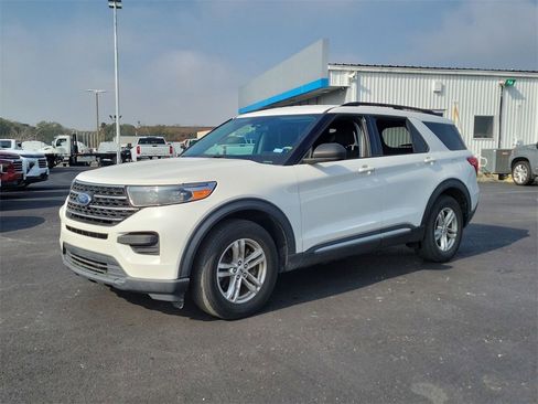 Used 2023 Ford Explorer XLT image 2