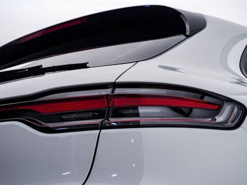 Certified 2025 Porsche Macan image 12