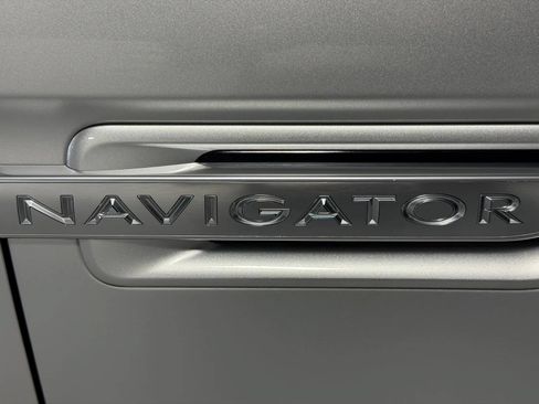 Used 2018 Lincoln Navigator Reserve w/ Technology Package AWD/4WD image 11