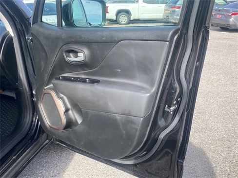 Used 2023 Jeep Renegade Latitude image 10