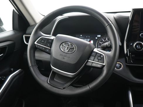 Used 2025 Toyota Highlander XLE AWD/4WD image 18