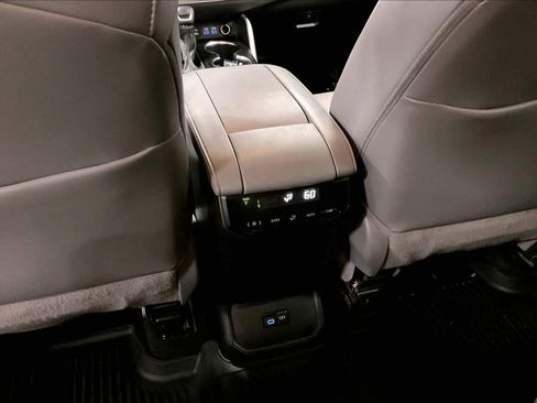 Used 2022 Toyota Highlander XLE AWD/4WD image 35
