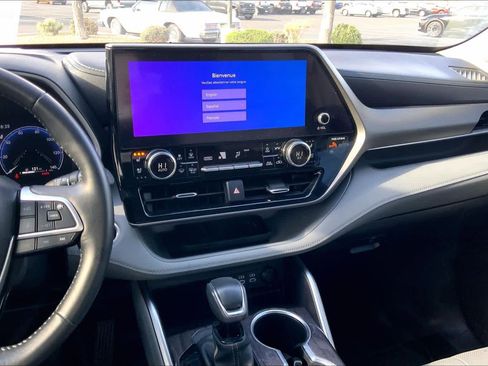 Used 2024 Toyota Highlander Limited image 7