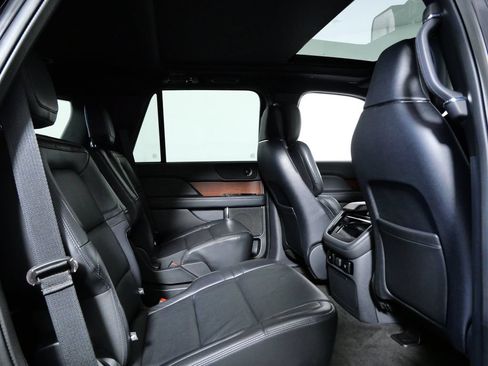 Certified 2022 Lincoln Navigator Reserve w/ Monochromatic Package AWD/4WD image 12