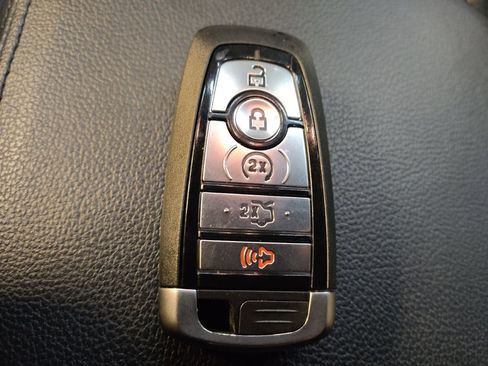 Used 2018 Ford Explorer XLT w/ Equipment Group 202A FWD image 32