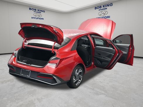 Certified 2025 Hyundai Elantra Sport FWD image 23